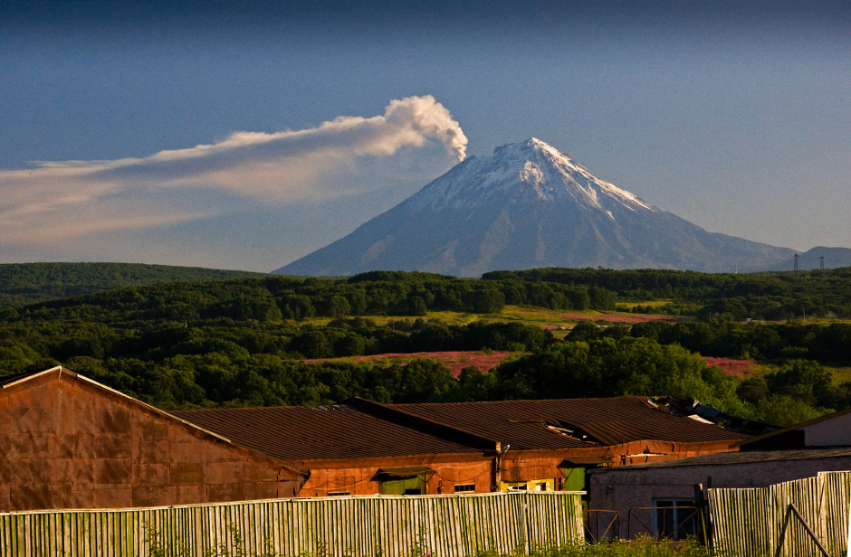 Stavbe, v ozadju vulkan