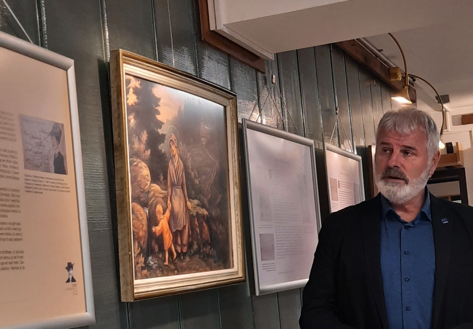 Gospod Robert Lužnik ob slikah Maksima Gasparija.